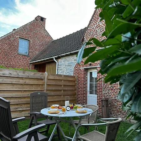 La Maisonnette - 2 Chambres, Parking, Jardinet & Calme