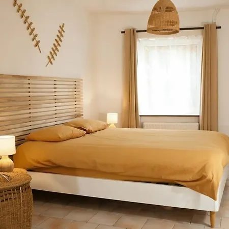 La Maisonnette - 2 Chambres, Parking, Jardinet & Calme Сasa de vacaciones *