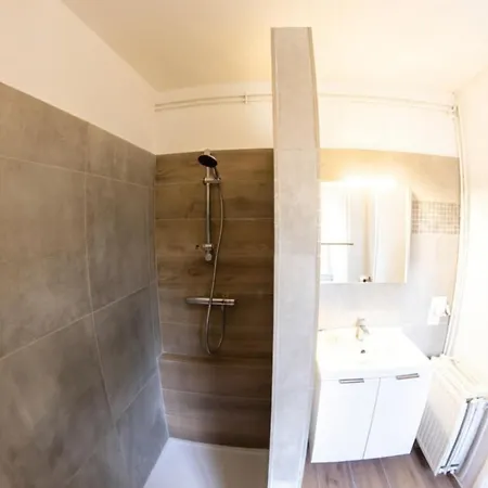 La Maisonnette - 2 Chambres, Parking, Jardinet & Calme トゥルネー