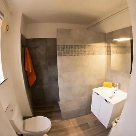 La Maisonnette - 2 Chambres, Parking, Jardinet & Calme 別荘 *